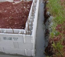 Coulage de béton en plan incliné, pour support du drain