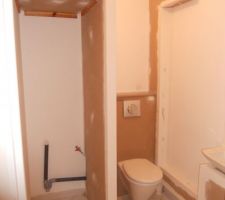 Et voilà, arrivée d'eau et évacuation pour la machine à laver crée, toilette suspendu, et coffrage des très nombreux tuyaux!