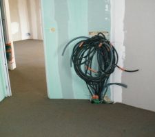 C'est quoi ce sac de noeuds..??..
J'espère que l'électricien sait ce qu'il fait ..!!.. :)