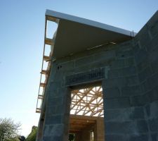 Débord de toit au-dessus de la porte-fenêtre de la cuisine