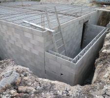 Poutrelles, hourdis et pose des parpaings de l'escalier extérieur