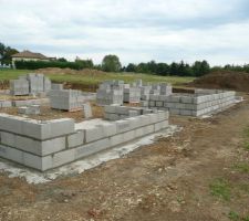 Le vide sanitaire est mont&eacute; assez vite : on la fait un peu plus haut que pr&eacute;vu suite &agrave; une analyse de sol qui nous adonn&eacute; de tr&egrave;s bons conseils.