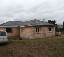 La maison est couverte et les menuiseries extérieures sont posées. Pour les menuiseries extérieures pas mal de soucis, pour le reste, tout roule.