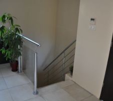 La barrière/rampe d'escalier est enfin en place