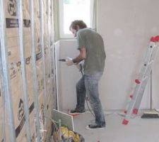 Il sait encore moins bricoler que nous mais quand on a bon c?ur ^^