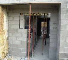 La porte d entr&eacute;e est modifier elle sera finallement plus grande du coup la petite fenetre a etait supprim&eacute;e manque de place pas le choix !!!