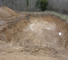 Le trou, cela parait immense mais le terrassier a vu large par rapport à la surface de la la maison