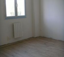 La pose du parquet flottant &agrave; l'&eacute;tage....