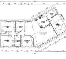 Voici le plan de la maison, un léger V. Par rapport au plan originel du constructeur tout a été inversé (inversion droite/gauche ET avant/arriére)