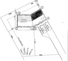Voici le plan d'implantation de la maison sur le terrain. Nous sommes en deuxi&eacute;me ligne, &agrave; environ 70m de la route