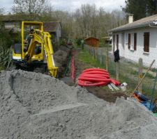 Vu de la route, tranchée pour les cables (eau, electricité, tout à l'égout etc..) et terrassement du chemin d'accés.