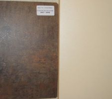 Couleur vanille pour nos meubles de cuisine et rouille pour notre plan de travail et plinthes pour trancher avec le clair des meubles et du carrelages.