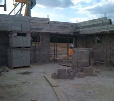 Petit garage, un bout de salle de bain et autre