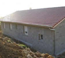 Décaissement de la butte derrière la maison en cours