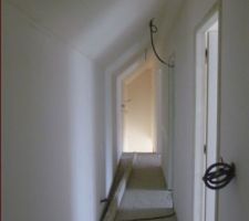 Peinture de l'&eacute;tage : les deux couches d'enduit sont pos&eacute;es &agrave; l'&eacute;tage. Vue du couloir.