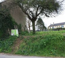 L'entr&eacute;e du terrain ou se fera l'acces principale pour les voiture