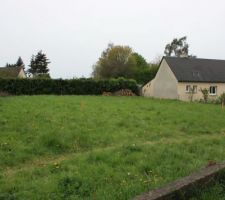 L'implantation de la maison (voir les piquets)