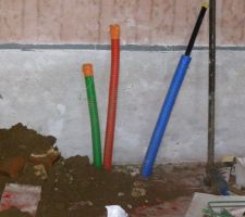 Quelques tomettes démontées dans la petite maison, pour laisser rentrer les fourreaux