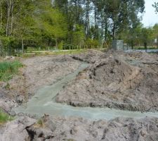 Yeah!! aprés les tranchées, voila déja le béton!! (Coin Nord-Ouest chambre)