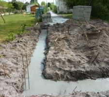 Yeah!! apr&eacute;s les tranch&eacute;es, voila d&eacute;ja le b&eacute;ton!! (Cot&eacute; Nord-Est cellier)