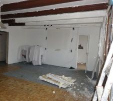 Pièce principal (cuisine/salon)
accès vers appentis à gauche; chambre à droite