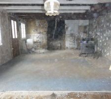 Vue totale après démontage:
-cloison chambre/salon
-placo et isolation
-manteau cheminée
-dalle chambre