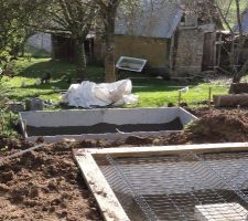 Mise en place maçonnerie 2ème bac phyto épuration (bac à filtration horizontale) en arrière plan
1er plan bac filtration verticale fini avant plantation