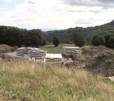 Le RDC en cours d'élévation, il sera partiellement enterré sur le haut de la pente (façades NORD), et de plain pied en bas de pente (façades SUD): conception bio climatique.