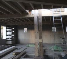 Aperçu du solivage traditionnel et du plancher qui forme plafond du RDC. Il devait impérativement être posé avant d'élever les murs et pignons des combles pour permette le travail d'élévation et la pose des étais spéciaux.
Un escalier bois donnera accès aux combles.