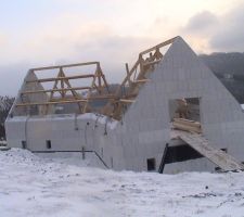 Pose de la charpente en cours. Interrompue par une chute de neige.