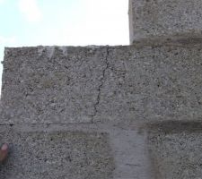 Parpaing cass&eacute; suite au d&eacute;coffrage de la baie vitr&eacute;e !