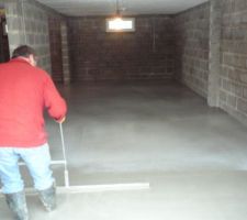 Utilisation d'une barre &agrave; debuller pour tendre le b&eacute;ton auto-nivelant...trop simple !!!