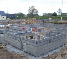 Vue 4ème rangée parpaings et pose canalisation eau usée
