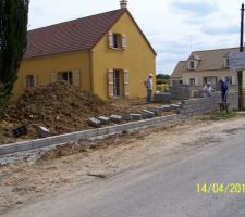 Notre mur, imposé par les bâtiments de France, 1 m de haut.