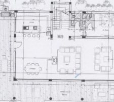 Plan du RDC comprenant cuisine ouverte ,salle à manger,espace salon avec cheminée,espace TV,chambre avec salle d'eau.