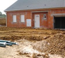 Ca c etait le 13/04 avec les raccordements electrique et eau puis  le debut du terrassement.