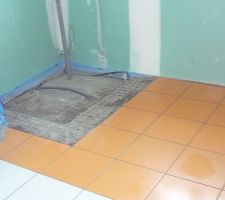 Quelques photos de la salle de bain "disco"!!!, y'a plus qu'&agrave; faire la douche italienne...j'ai vraiment du mal &agrave; m'y mettre...