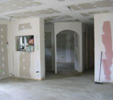 Vue du porche sui donne dans la cuisine et de l'entrée. Dans la niche ouverte qui donne dans l'entrée on va y mettre notre aquarium comme cela on pourra en profiter au max !