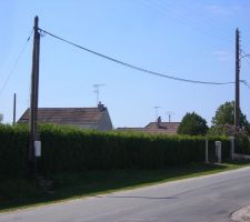La fa&ccedil;ade du terrain (28m) avec le poteau &eacute;lectrique/t&eacute;l&eacute;phone au coin. Peut-&ecirc;tre quelques &eacute;conomie sur la viabilisation :)