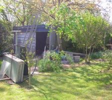 L'autre cabane au fond du jardin (en dur celle l&agrave; qui fera une tr&egrave;s bonne remise pour tout le bazar qui ne craint pas le froid)