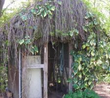 La cabane au fond du jardin comme dirait l'autre :) (qui servait de poulailler je pense)