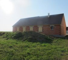 Maison prise au bout du terrain