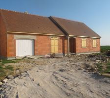 Maison prise au bout du terrain