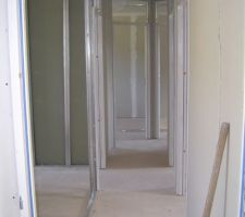 Le couloir qui mène au coin nuit (chambres)