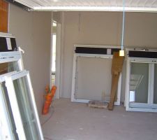 Le garage avec les anciennes menuiseries.