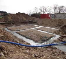 Lendemain, début des fondations. On aura été long à démarrer mais cette fois, on ne s'arrête plus.