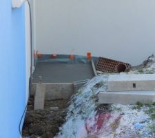 Petit accueil devant la porte