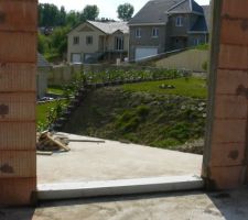 Appui en bêton pour la baie coulissante