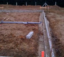 1rang de parpaing et la planel se sera tous
30 de fondation   20 le parpaing   20 la planel = 70 pour la dalle