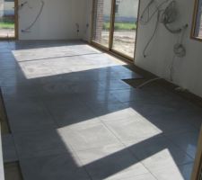 Pose du carrelage RdC en cours